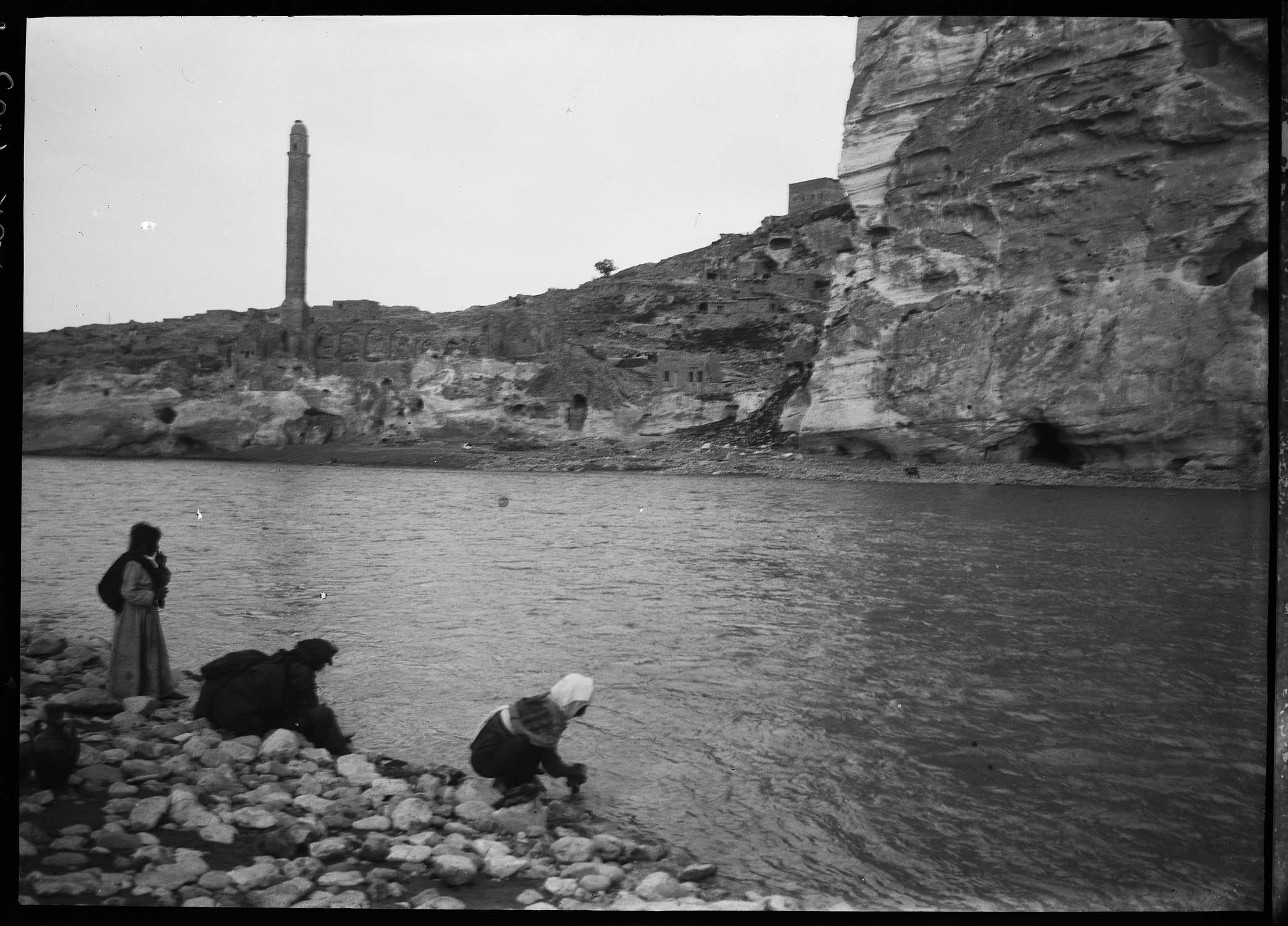 Personnages au bord du Tigre, avec la ville au second plan